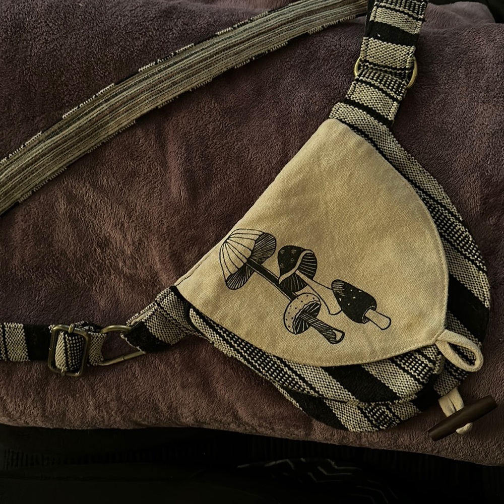 Small Fanny pack style mushroom bag.